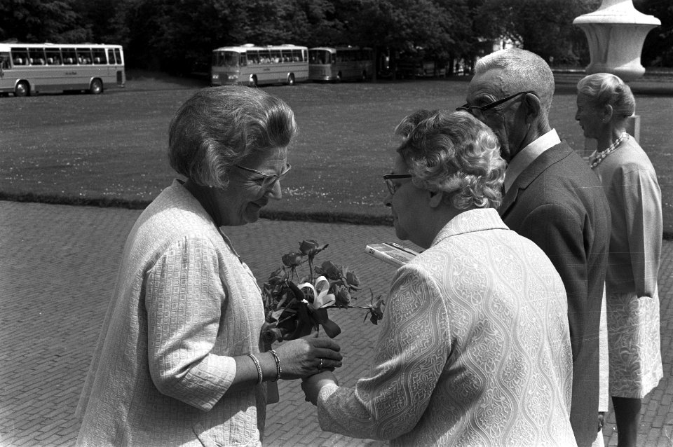Overhandiging van bloemen aan de koningin, Bestanddeelnr 925-6656