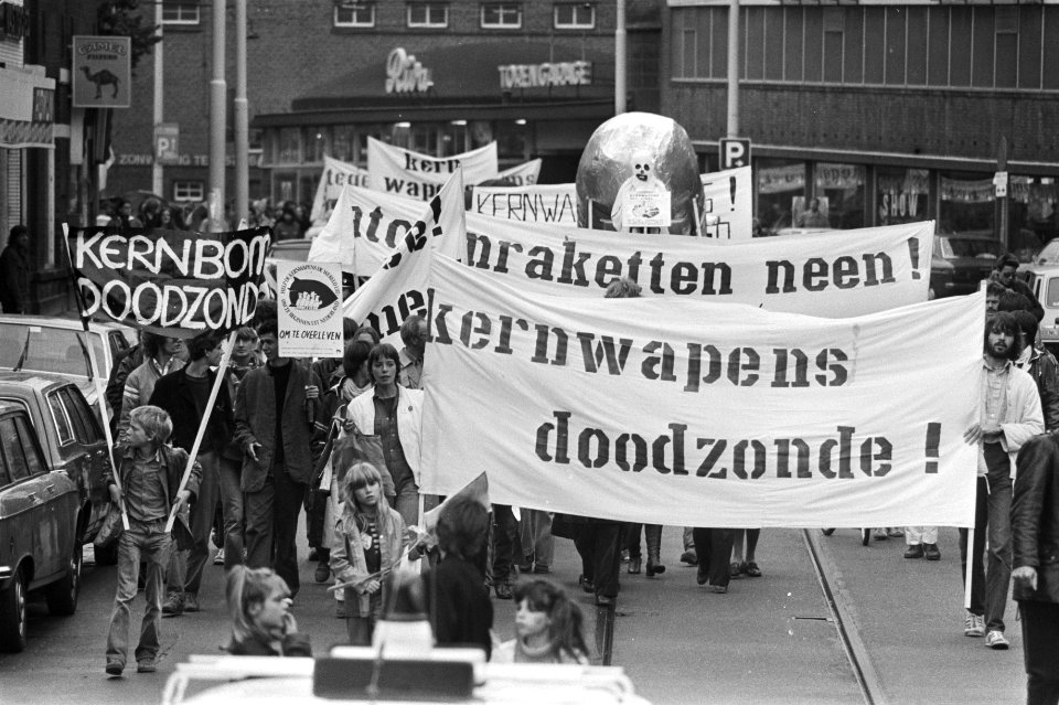 Overzicht van de optocht met spandoeken, Bestanddeelnr 931-7058