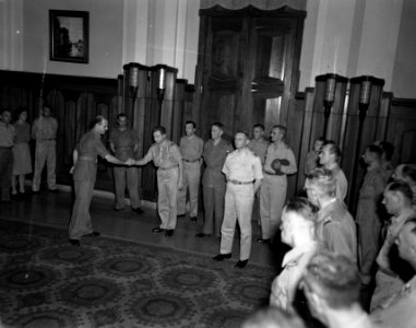Overdracht functie adjudant-generaal,r. Links schudden de aftredende adjudant-g…, Bestanddeelnr 11165