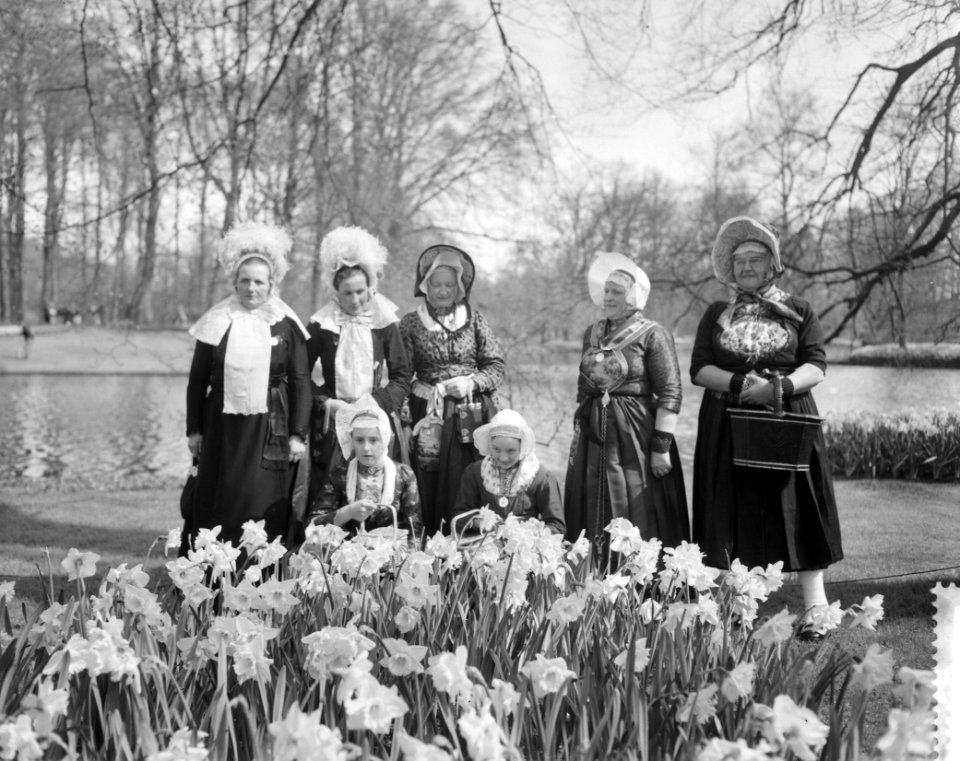 Overijsselse streekdag op de Keukenhof te Lisse, een groep uit Kampen vol bewond, Bestanddeelnr 911-1828