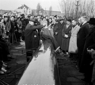 Overdracht Giek door heer W. Kok aan Willem III Amsterdam, Bestanddeelnr 905-0043
