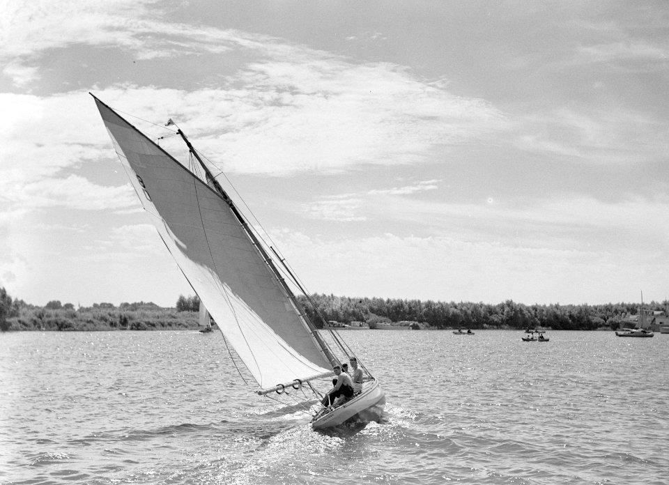 Overhellende zeilboot met wind in het zeil, Bestanddeelnr 190-1322