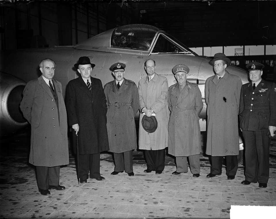Overdracht gloster-meteoor op Schiphol door Fokker, Bestanddeelnr 904-2490