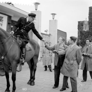 Overgebleven kaartjes worden uitgedeeld door politie, Bestanddeelnr 908-9837