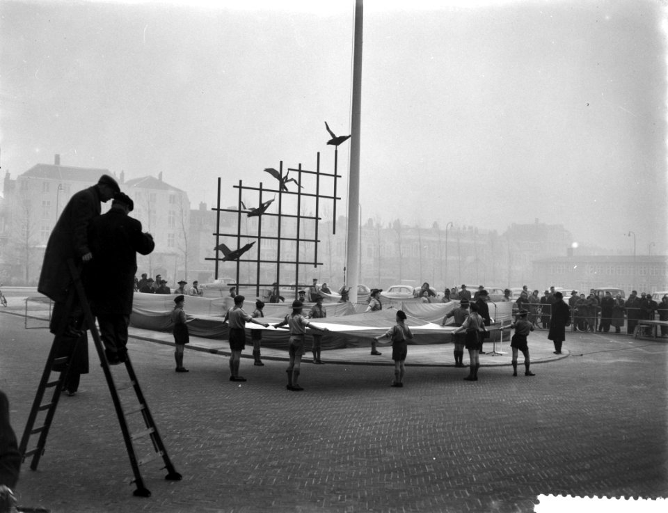 Overdracht in Den Haag van de permanente bevrijdingsvlag te Den Haag, Bestanddeelnr 910-1467