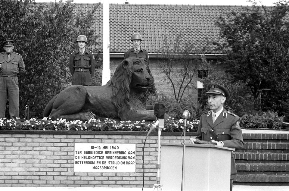 Overdracht leeuw van Rotterdamse Koningsbrug aan regt., Bestanddeelnr 911-5097