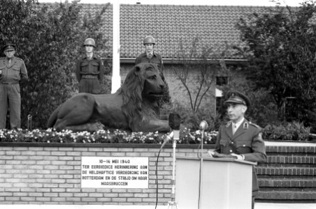 Overdracht leeuw van Rotterdamse Koningsbrug aan regt., Bestanddeelnr 911-5097