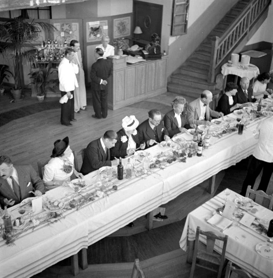 Overzicht van de zaal tijdens een feestelijke diner, Bestanddeelnr 254-5423