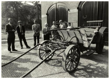 Overdracht door J. Vos van Staatsbosbeheer aan H. Wieringa van het Historisch Museum Zuid-Kennemerland van de duinwagen van Elswout. NL-HlmNHA 54034068