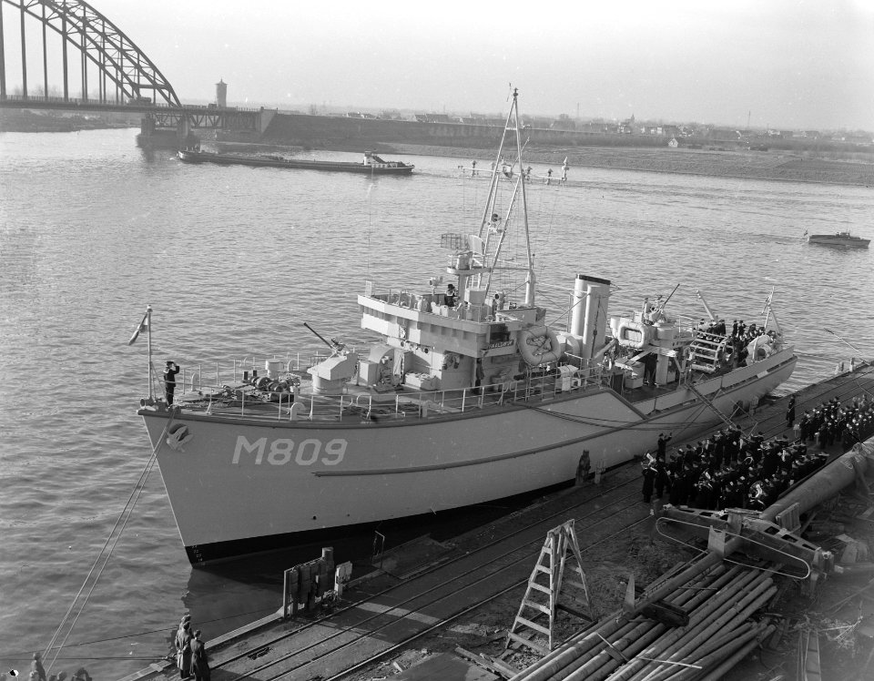 Overdracht mijnenveger Naaldwijk te Alblasserdam scheepswerf De Noord, Bestanddeelnr 907-4915