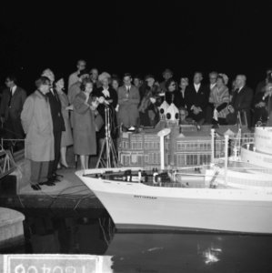Overdracht miniiatuur van SS Rotterdam op Madurodam, Bestanddeelnr 918-0406