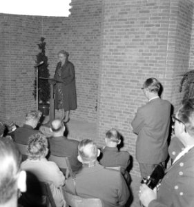 Overdracht van het nieuwe carillon in de Sint-Laurenstoren door de hoofddirecteu, Bestanddeelnr 912-4982