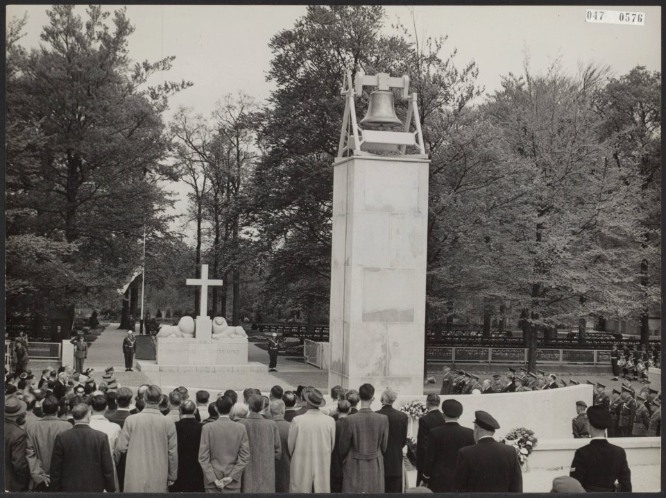 Overdracht van het Nationaal Legermonument op de Grebbeberg monument door de St…, Bestanddeelnr 047-0576