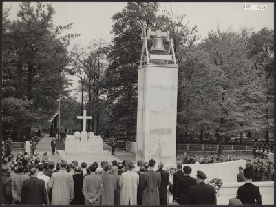 Overdracht van het Nationaal Legermonument op de Grebbeberg monument door de St…, Bestanddeelnr 047-0576