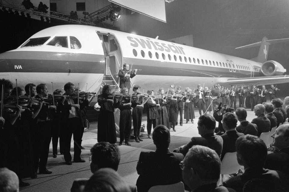 Overdracht 1e Fokker-100 aan Swissair violist Jaap van Zweden op de trap van de, Bestanddeelnr 934-1989