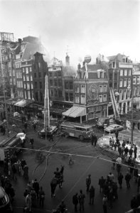 Overzicht van de verwoeste hoek Rembrandtplein na de brand, Bestanddeelnr 921-9788