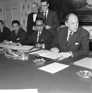 Overeenkomst tussen Nederland en Indonesie getekend op Ministerie van Buitenland, Bestanddeelnr 916-2645
