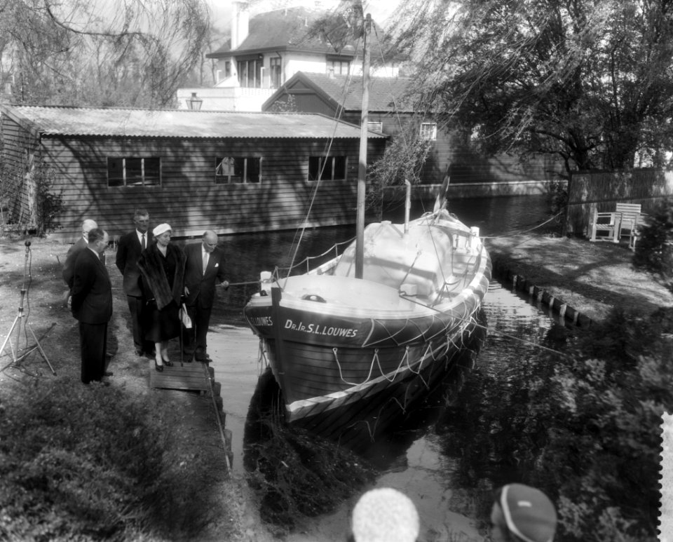 Overdracht van een motorstrandreddingsboot dr. ir. S.L. Louwes aan de KNZHRM …, Bestanddeelnr 910-3201
