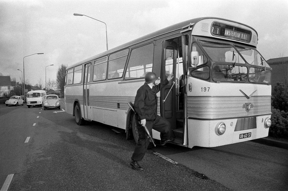 Overval op AMRO-bank in Badhoevedorp, politieman met karabijn controleert bus, Bestanddeelnr 926-1936