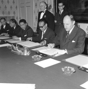 Overeenkomst tussen Nederland en Indonesie getekend op Ministerie van Buitenland, Bestanddeelnr 916-2649