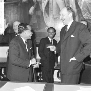 Overeenkomst tussen Nederland en Indonesie getekend op Ministerie van Buitenland, Bestanddeelnr 916-2642