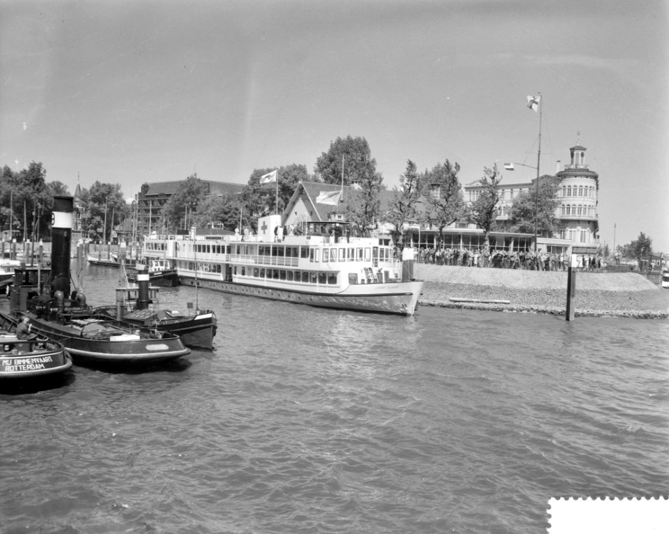 Overdracht hospitaalschip J. Henry Dunant aan het Roode Kruis te Rotterdam, Bestanddeelnr 910-3891