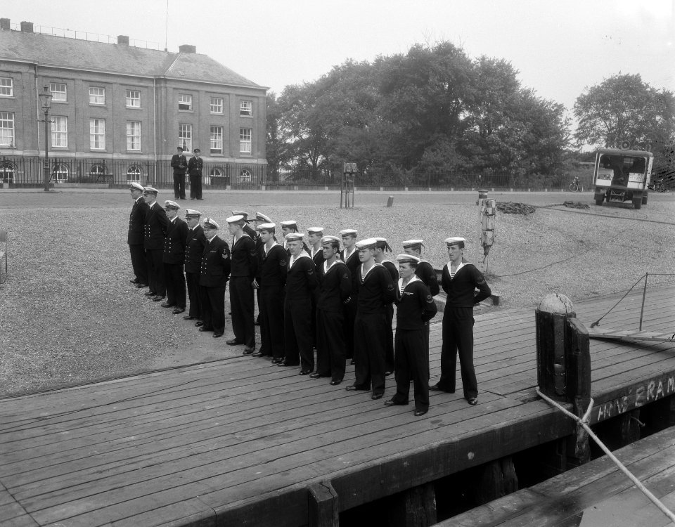 Overdracht van eerste van de vijf patrouillevaartuigen van het officiele shore p, Bestanddeelnr 906-6520