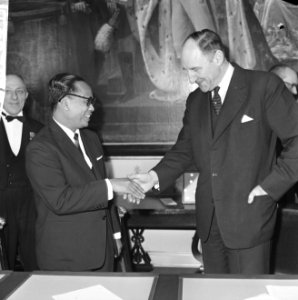 Overeenkomst tussen Nederland en Indonesie getekend op Ministerie van Buitenland, Bestanddeelnr 916-2647