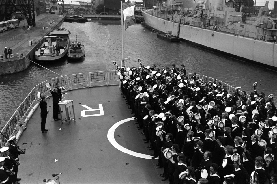 Overdracht fregat Tromp in Vlissingen na de overdracht Hoezee voor koningin Ju, Bestanddeelnr 928-1850