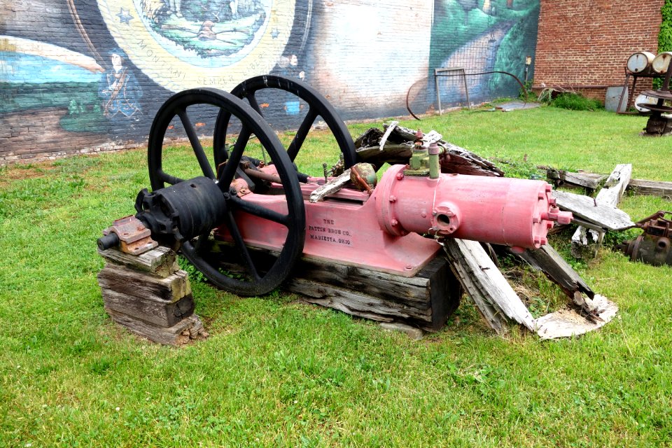 Outdoor display - Oil & Gas Museum - Parkersburg, West Virginia - DSC05564