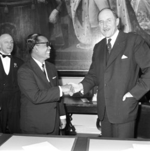 Overeenkomst tussen Nederland en Indonesie getekend op Ministerie van Buitenland, Bestanddeelnr 916-2646