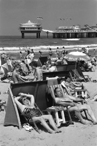 Overvol strand van Scheveningen in verband met het mooie weer, op de achtergrond, Bestanddeelnr 931-6068