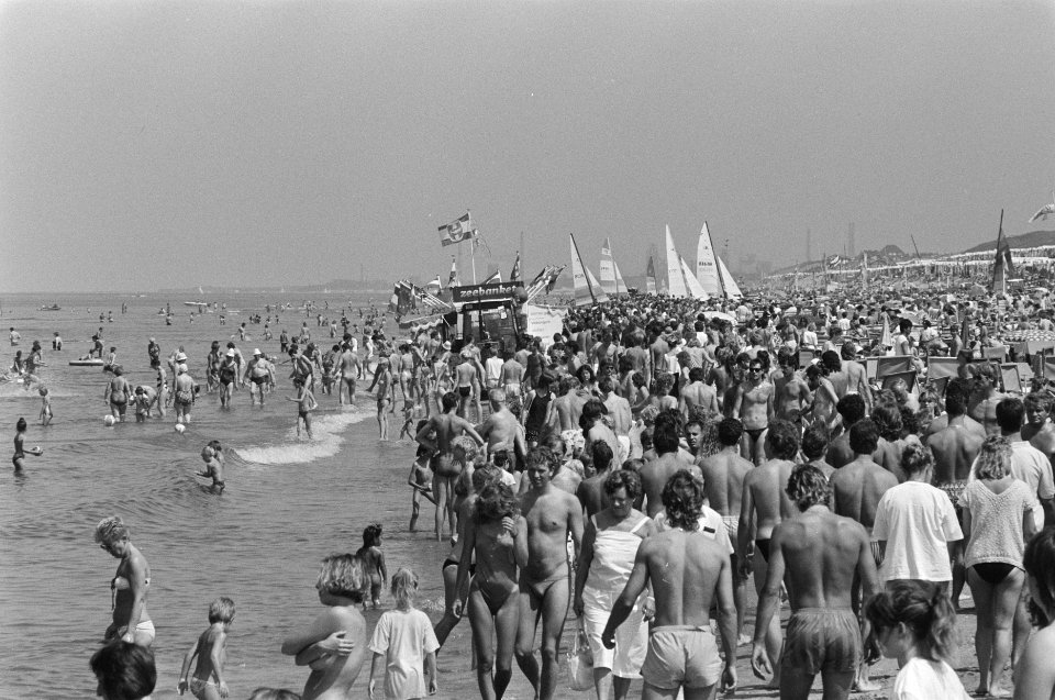 Overvol strand in Zandvoort door het warme weer, Bestanddeelnr 934-0272