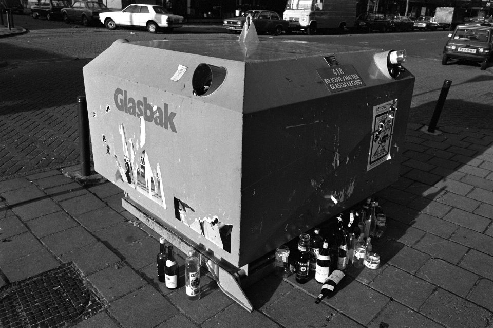 Overvolle glascontainer met flessen ernaast, Bestanddeelnr 931-8223