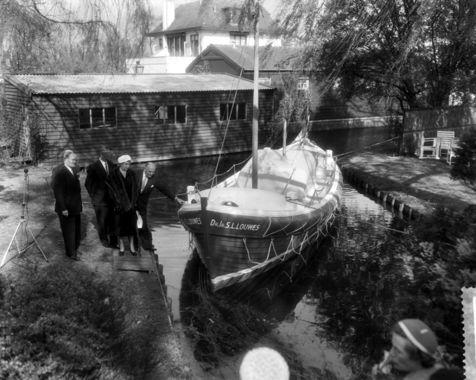 Overdracht van een reddingsboot aan de KNZHRM voor Zandvoort door het comite La, Bestanddeelnr 910-3202