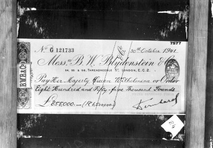 Overhandiging door Prins Bernhard aan Koningin Wilhelmina van de cheque ter waar, Bestanddeelnr 935-1700