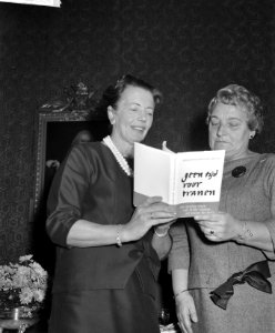 Overhandiging boek Geen tijd voor tranen . Mevrouw Wijsmuller Meyer biedt boek, Bestanddeelnr 913-1903