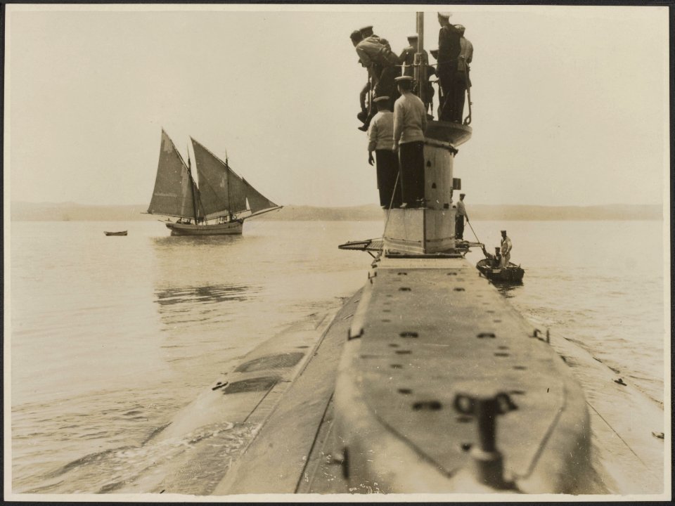Overhauling a suspicious sailing craft in suspected areas along the coast for pe, Bestanddeelnr 158-1928