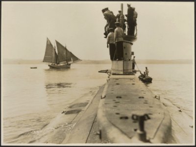 Overhauling a suspicious sailing craft in suspected areas along the coast for pe, Bestanddeelnr 158-1928