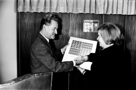 Overhandiging van de eerste kinderzegels aan mevrouw Dreesen, Bestanddeelnr 930-5390 photo