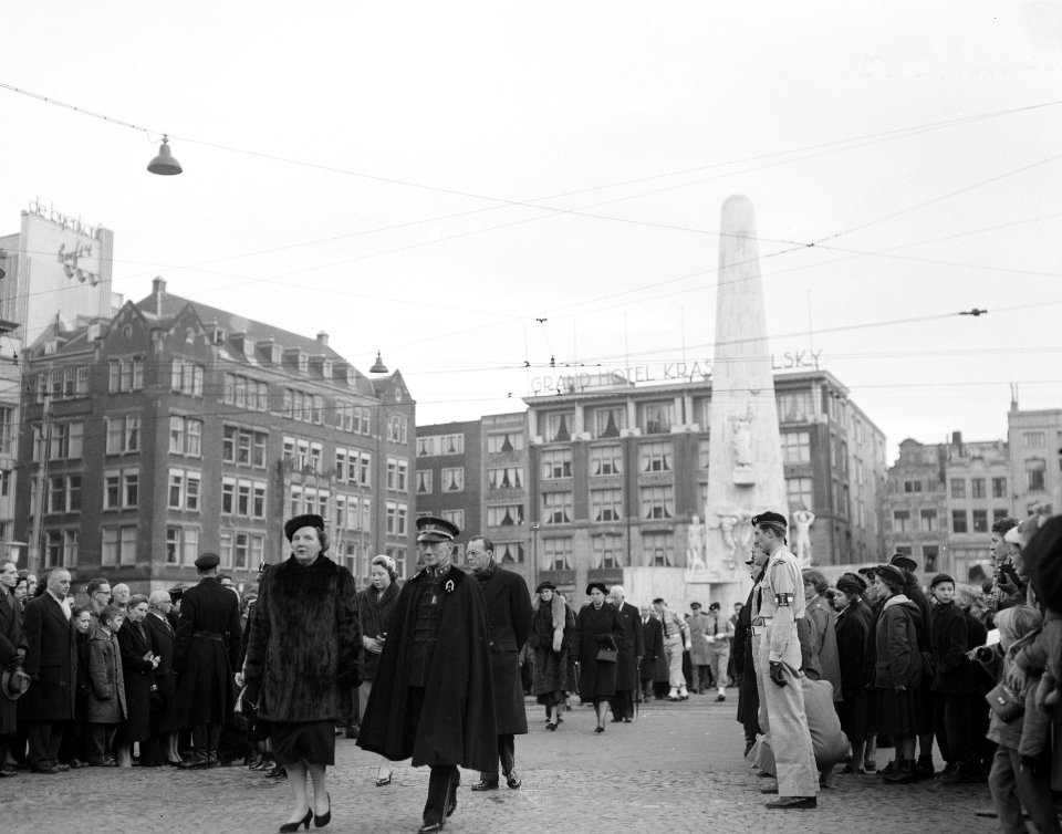 Overbrengen van de Hongaarse vlag naar het Koninklijk Paleis te Amsterdam met ko, Bestanddeelnr 908-2086