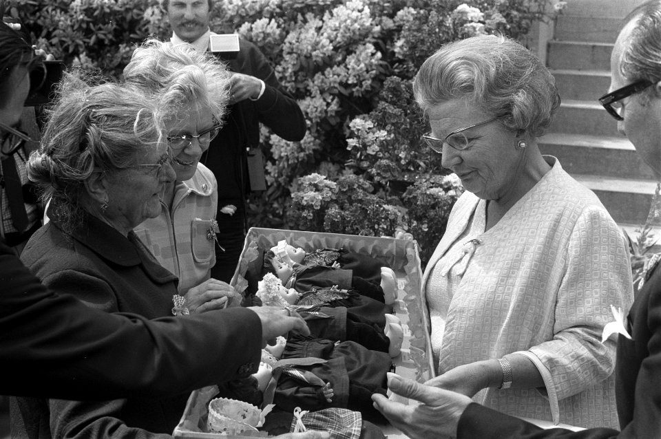 Overhandiging van een geschenk in de vorm van poppen aan de koningin, Bestanddeelnr 925-6654