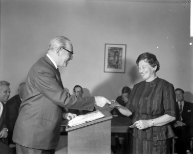 Overhandiging cheque van voetbaltoto f 45758,90, Bestanddeelnr 913-1904