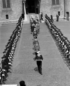 Overbrenging van de erelijst van de Ridderzaal naar de Tweede Kamer , militairen, Bestanddeelnr 911-2131