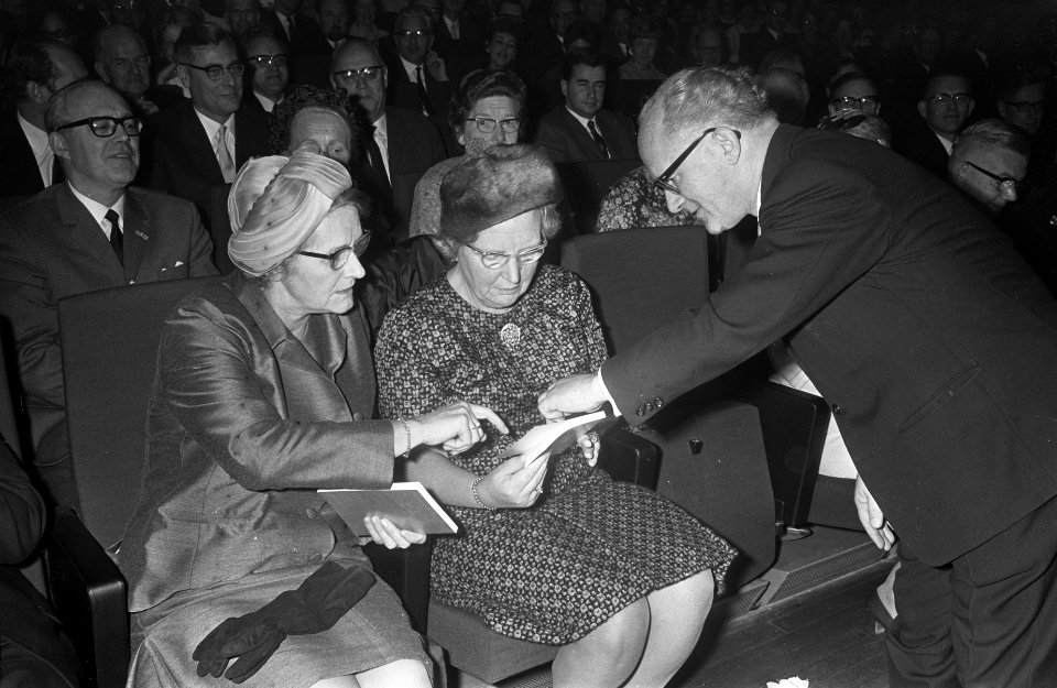 Overhandiging van een jubileumboek door dhr Landman aan de Koningin en aan Minis, Bestanddeelnr 921-7353