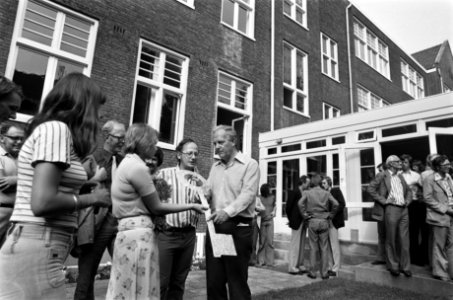 Overhandiging van de sleutel aan de bewoners van de woninkjes, Bestanddeelnr 928-0759
