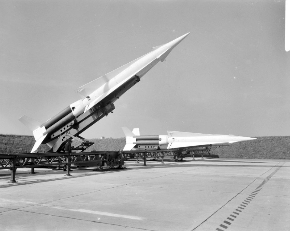 Overdracht raketlanceerterrein in Duitsland. Hercules raketbon, Bestanddeelnr 913-0285