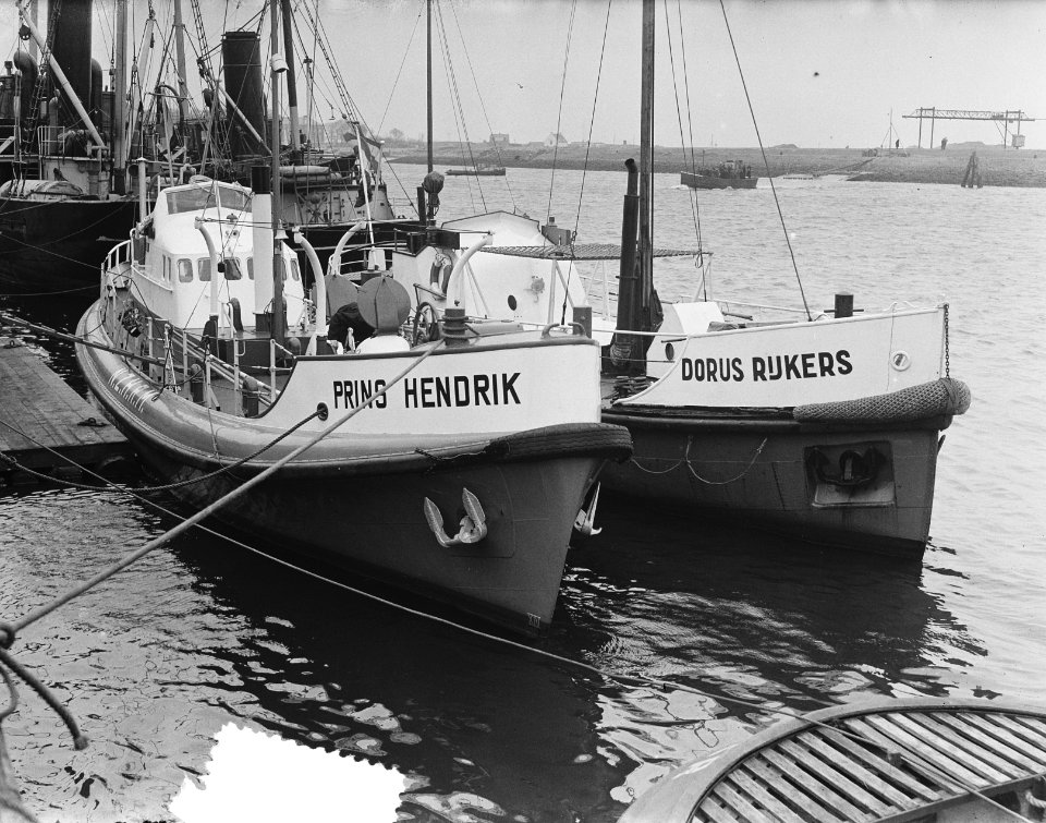 Overdracht Prins Hendrik, de nieuwe reddingboot Den Helder. Hier samen op de , Bestanddeelnr 904-9987