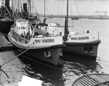 Overdracht Prins Hendrik, de nieuwe reddingboot Den Helder. Hier samen op de , Bestanddeelnr 904-9987
