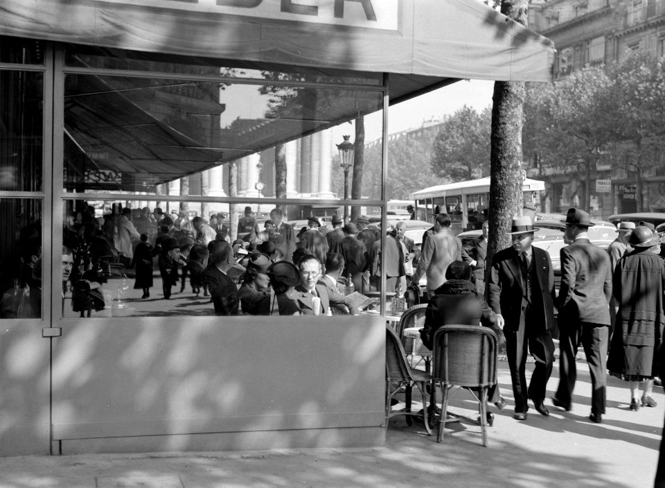 Overdekt terras, met op de achtergrond de zuilengalerij van de Madeleine, Bestanddeelnr 191-0391